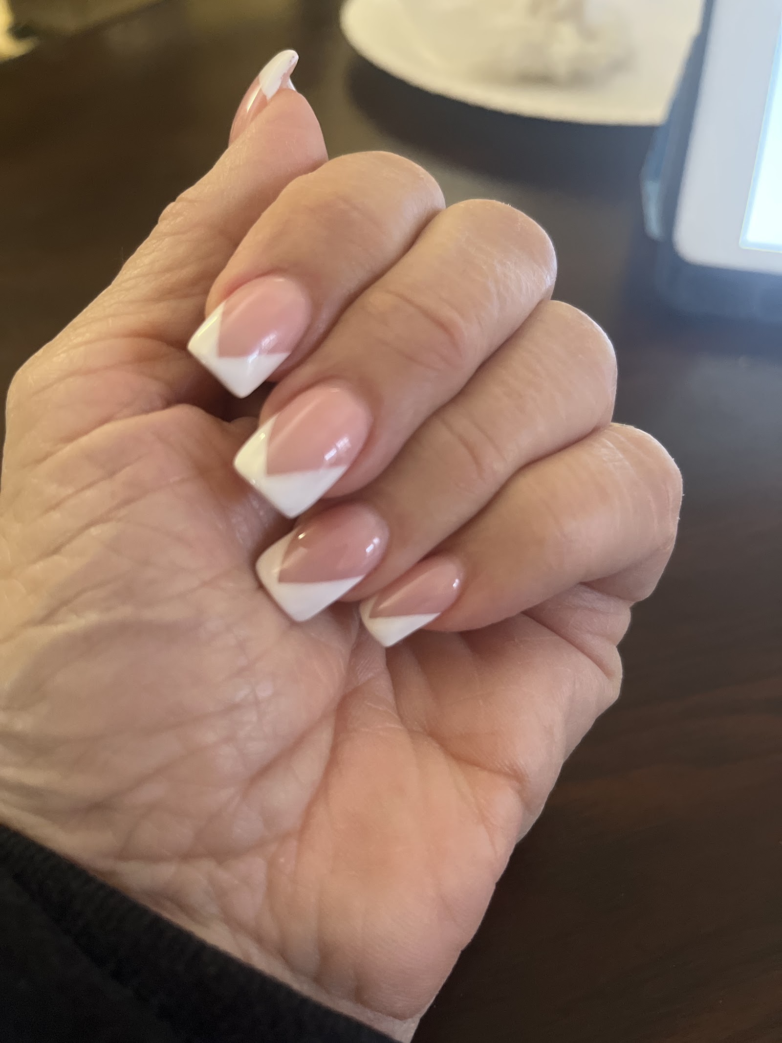 Classic Nails logo
